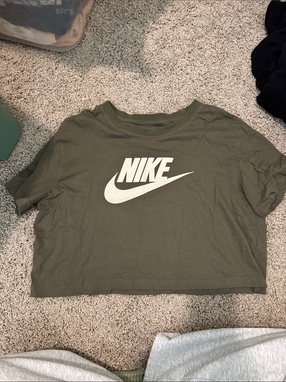 Women’s green crop Nike Tee!